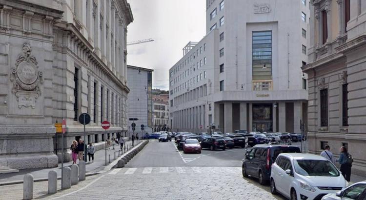 Ragazze accerchiano un'anziana e tentano di rapinarla