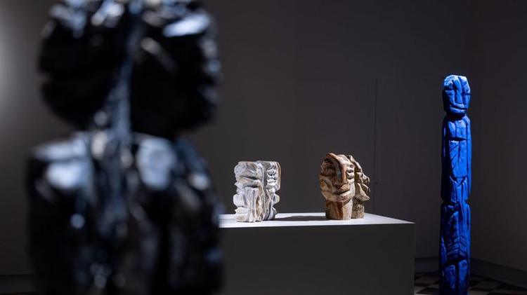 Ryan Schneider en la Térmica: dejar volar la intuición para hacer arte de materiales naturales