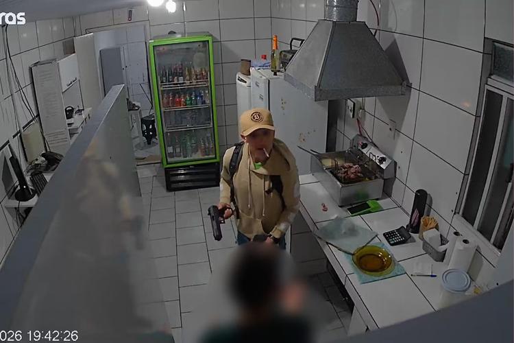 Homem que agrediu funcionária de drive-in com socos e coronhadas em assalto, morre em confronto com a PM em Curitiba
