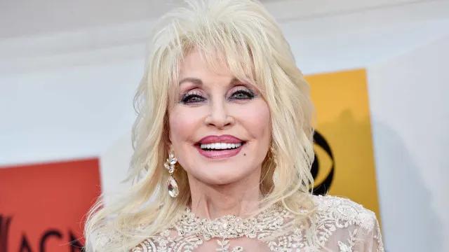 Dolly Parton desvalorizou sintomas antes do câncer? "Não dei atenção"