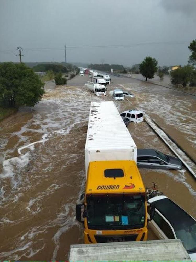 L'autoroute A9 transformée en un cours d'eau boueux 