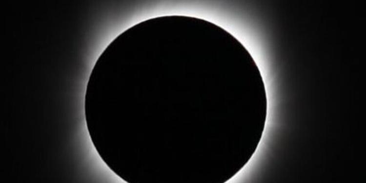 Il cielo dà spettacolo con l'eclissi di Sole. Folla per osservare lo spettacolo ECCO DOVE VEDERLA IN STREAMING
