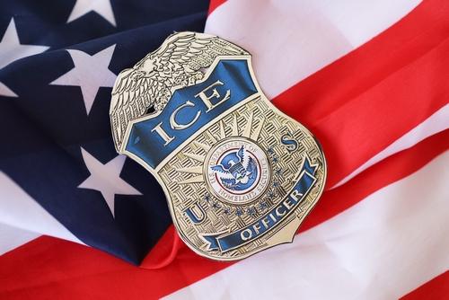 애벗 주지사, 이민 단속 미협조 시 보조금 삭감 경고