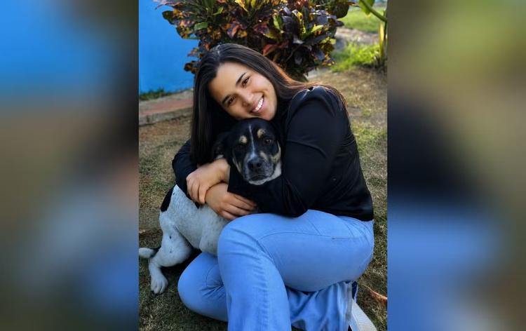 Cão idoso encontrado em rodovia é adotado após quatro anos vivendo em abrigo no interior de SP: ‘Me encantou', diz tutora
