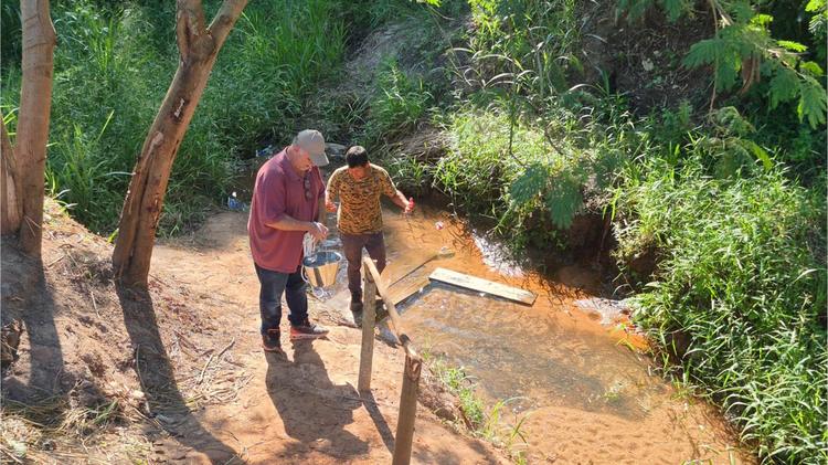 Mais de 50 famílias indígenas reassentadas no Paraná bebem água de riachos por falta de abastecimento em área comprada pela Itaipu
