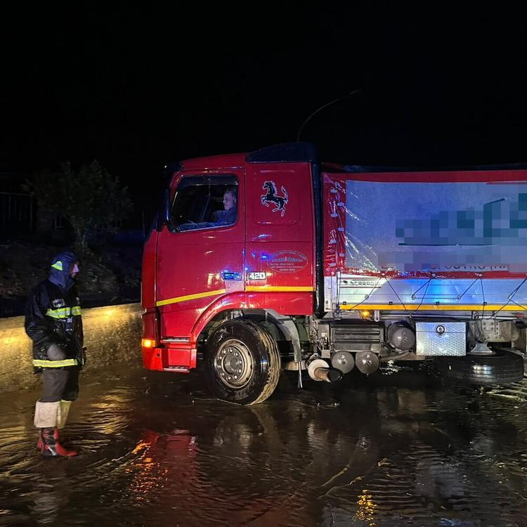 L'Italia travolta dal maltempo: albero schiaccia un'auto a Jesolo, fiumi esondati al Sud