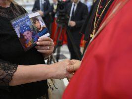 Papa nella Terra dei fuochi. Don Patriciello: “Ci ha confermato nel nostro impegno e dato una carezza”