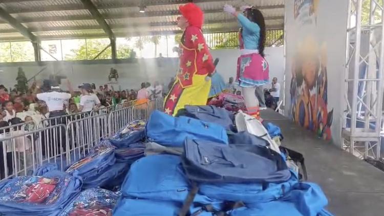 Alcaldía de SDN entrega útiles escolares a niños de Barrio Nuevo
