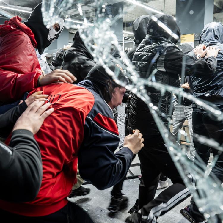Allerta saccheggi per le manifestazioni di sabato, perquisizioni a Bari e Como