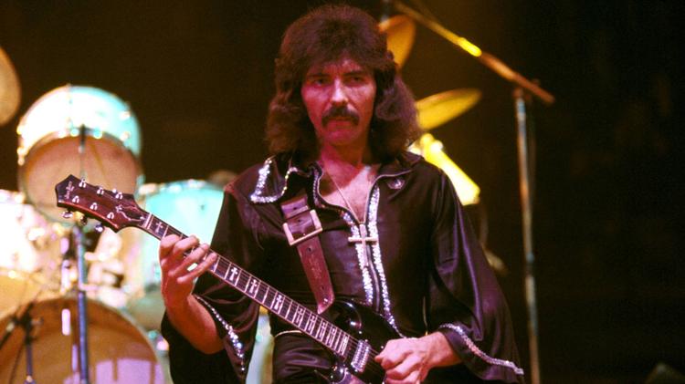 Tony Iommi em show com o Black Sabbath em 1976 (Foto: Fin Costello / Redferns via Getty Images)