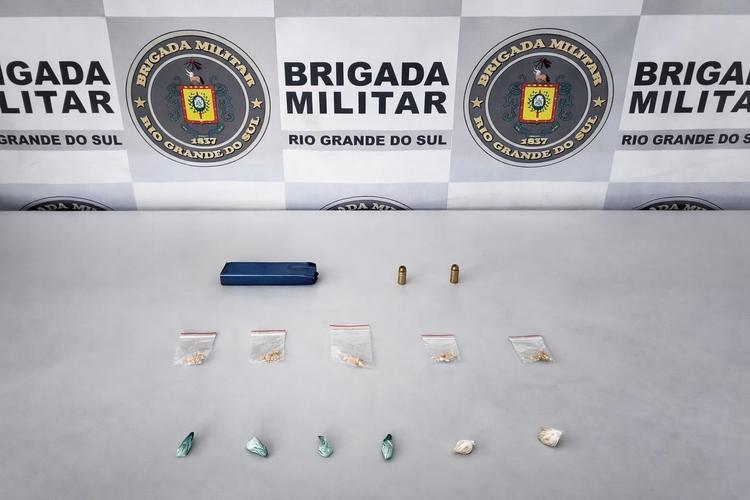 Suspeito é detido com drogas e munições em Caxias