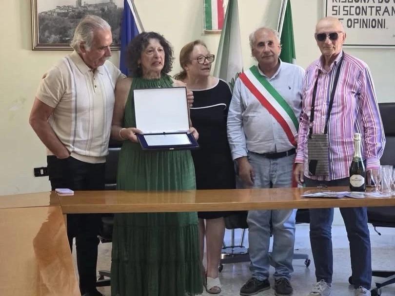 Novi Velia riabbraccia le sue radici: targa commemorativa alla nipote dell’emigrante Angelo Manganelli