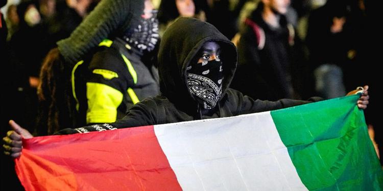 Cortei e scontri in tutta Italia: cariche, idranti e tensioni da Roma a Milano