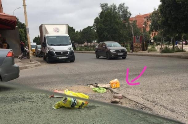 حفرة خطيرة وسط الطريق تفضح تردي البنية التحتية بتامنصورت