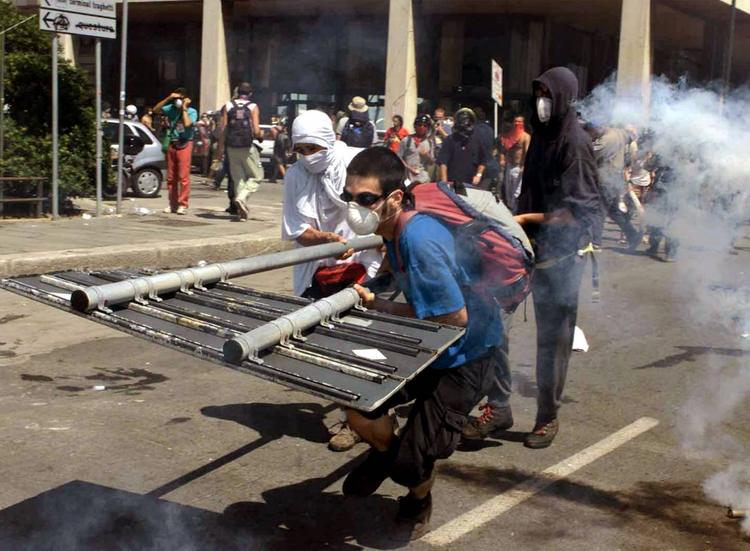 L’altra faccia del G8 mitizzato. La violenza cieca dei black bloc tra sprangate e soldi rapinati