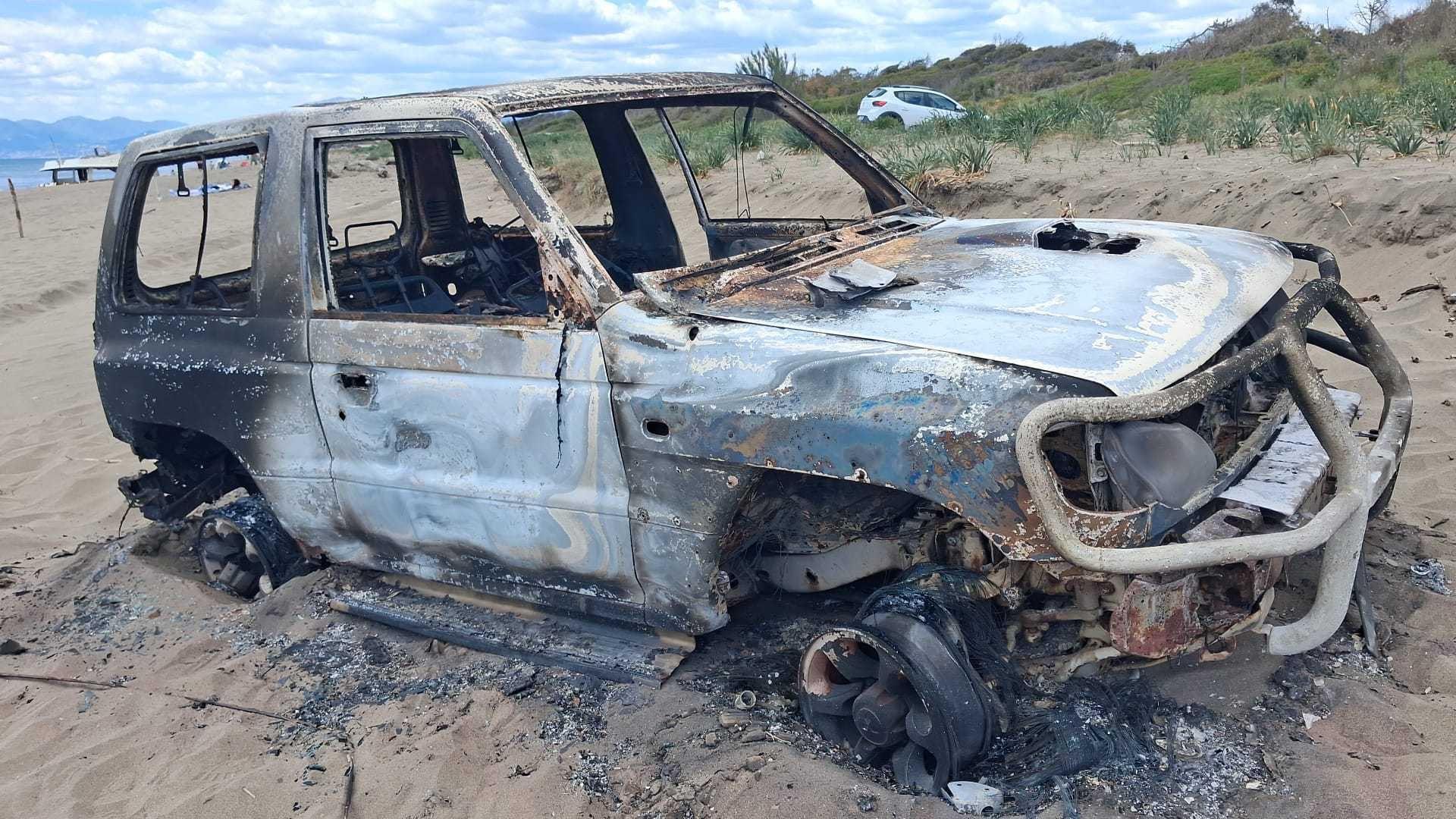 Fuoristrada rubato a Capaccio e ritrovato carbonizzato sulla spiaggia di Eboli