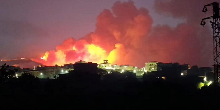 Incendio minaccia il centro abitato a Santo Stefano Quisquina, sgomberate oltre 100 persone