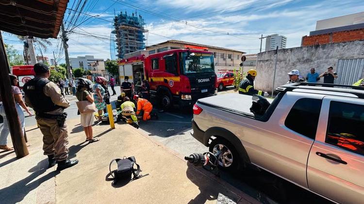 Passageira fica presa embaixo de carro após batida entre moto e automóvel em Montes Claros