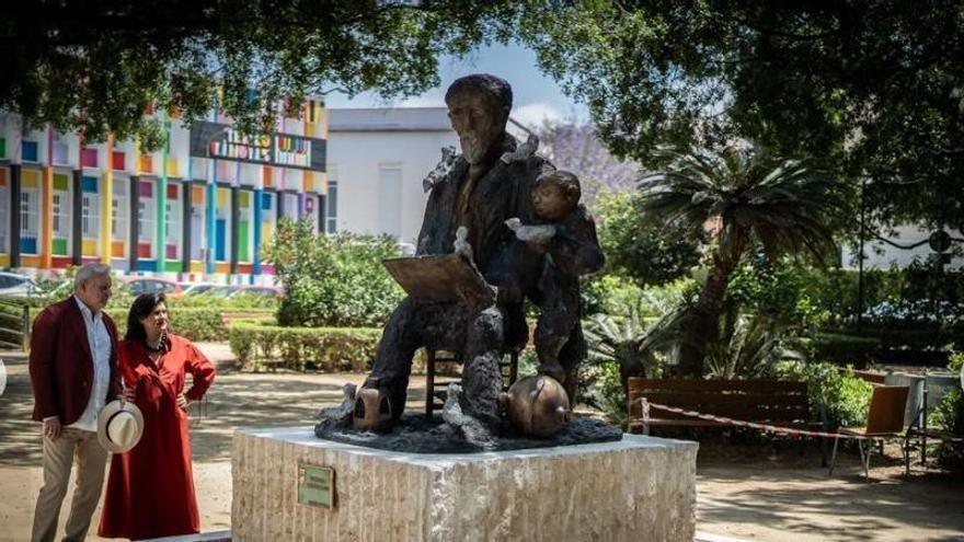 El padre de Pablo Picasso ya tiene su escultura en la Plaza de El Ejido de Málaga