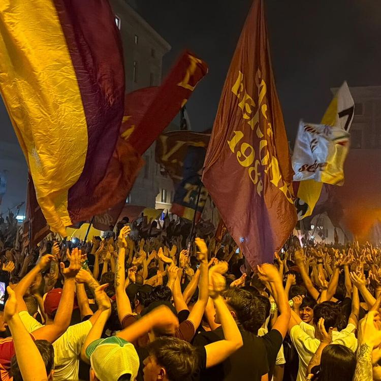 La Roma compie 100 anni, 5000 tifosi giallorossi inondano le piazze