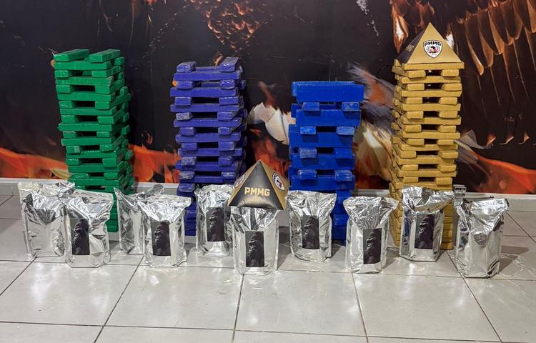 Fuga em zigue-zague, perseguição e tiro: marido e mulher são presos com 180 barras de maconha em Uberlândia