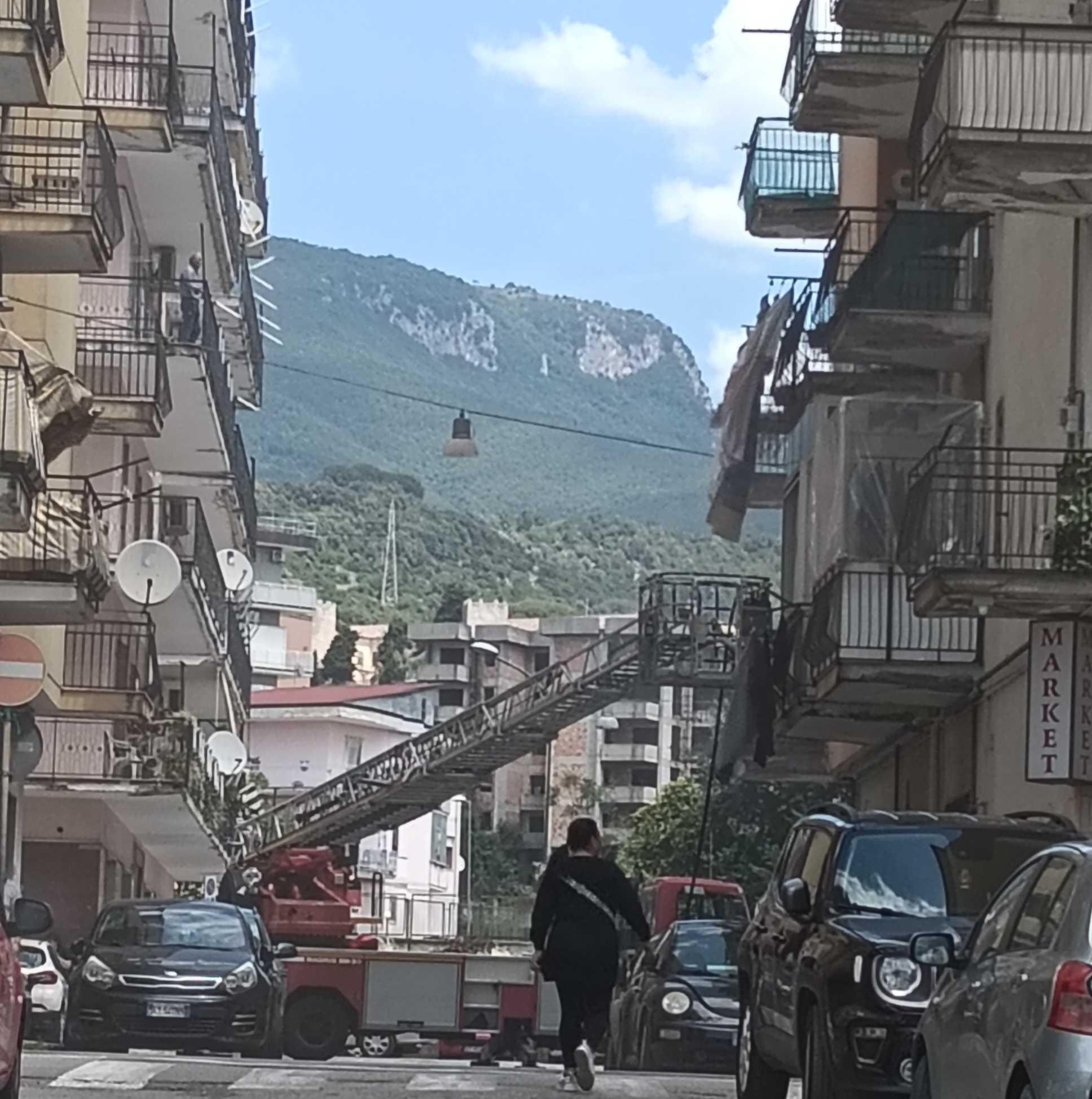 Paura ad Eboli: incendio al Rione Paterno, intervengono i Vigili del Fuoco