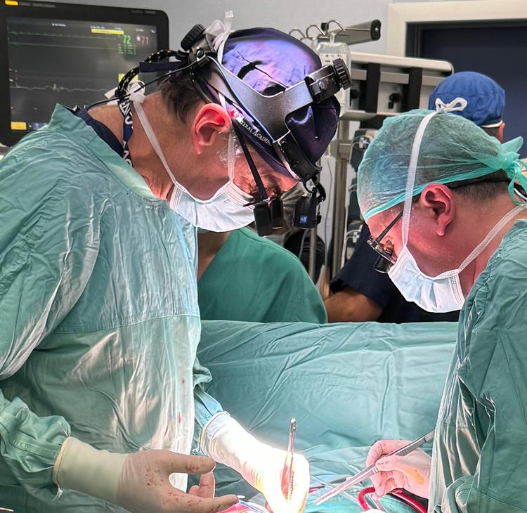 Policlinico di Foggia, impiantato un cuore artificiale a un paziente di 60 anni