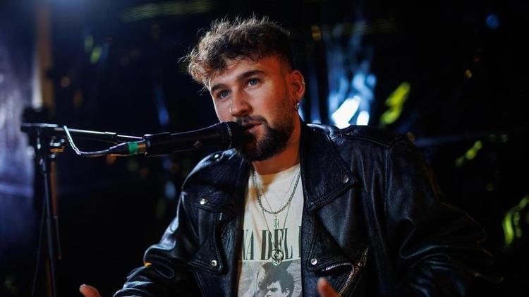 La gira de Dani Fernández, en el aire tras su caída en el concierto de Valencia