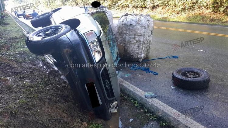 Caminhonete tomba após bater em carro que invadiu faixa contrária na Mogi-Bertioga