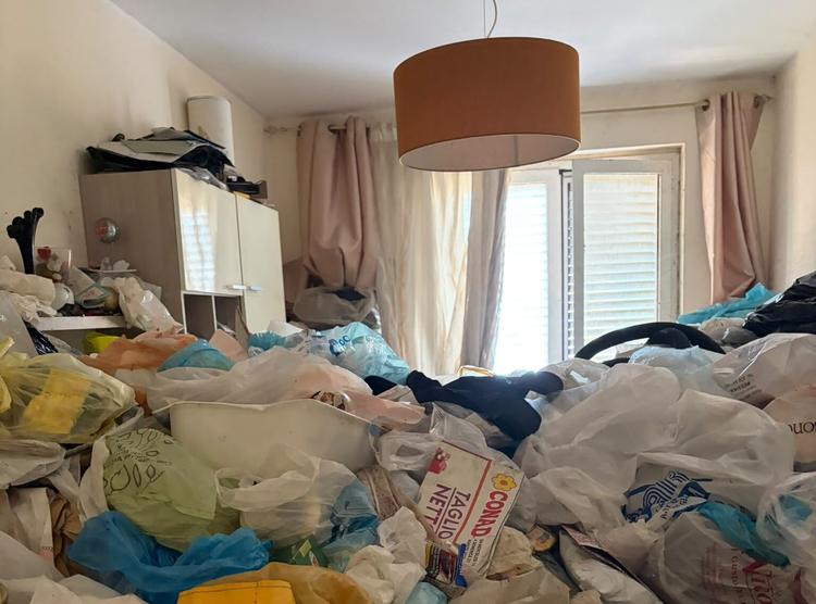 Milazzo, scoperti tre appartamenti pieni di rifiuti: il Comune ordina la bonifica