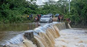 VIDEO: Lluvias incomunican a Don López en Hato Mayor tras colapso de puente y residentes claman solución urgente