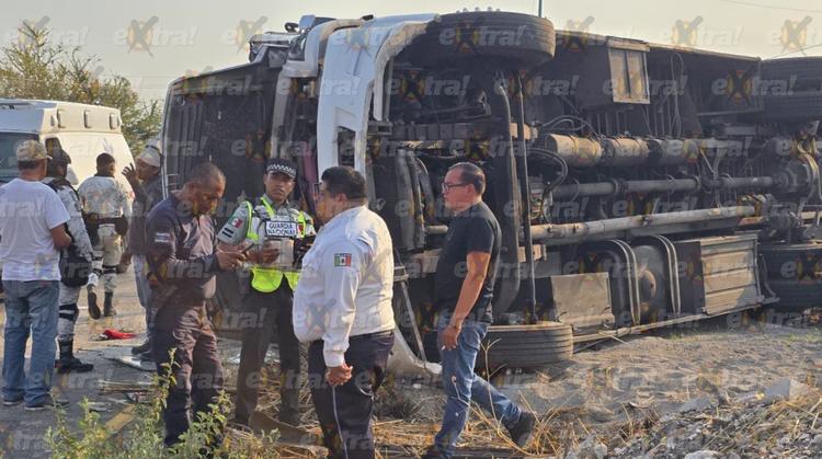 Vuelca una Ruta 19 en la Cuautla-Cuernavaca: Chofer intentó huir, dejando siete heridos