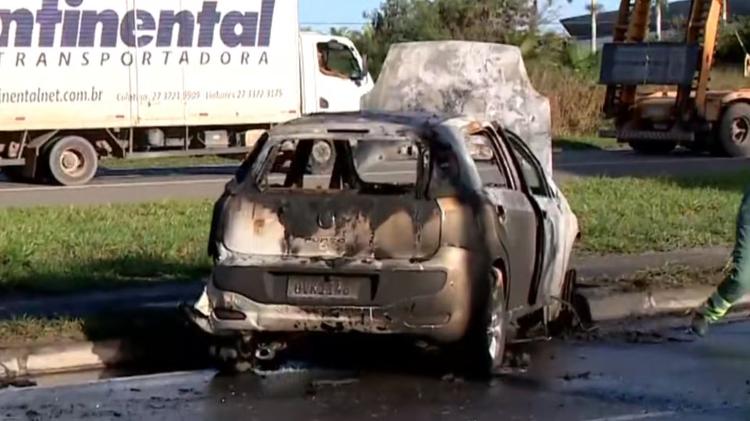 Carro tem pane elétrica, pega fogo e interdita BR-101 em Linhares