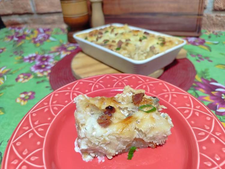 Aprenda a fazer macaxeira cremosa gratinada com queijo coalho e bacon