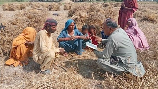 Mãe aceita Jesus após filha lhe ensinar a ler com Bíblia em país onde há perseguição