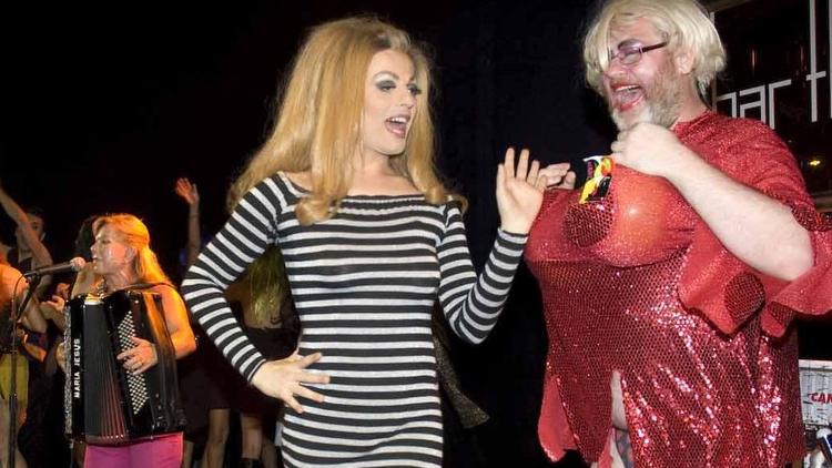 Dos décadas de verbenas queer en el bar de La Terremoto de Alcorcón: “Vecinas y travestis comparten más que una fiesta"
