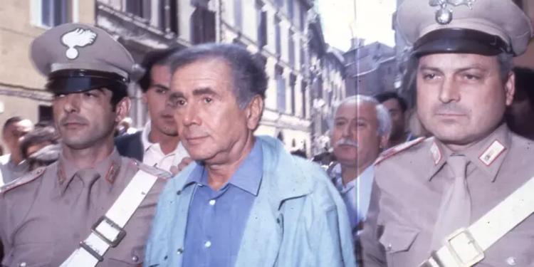 La Camera approva la giornata per Tortora, polemica sulle astensioni