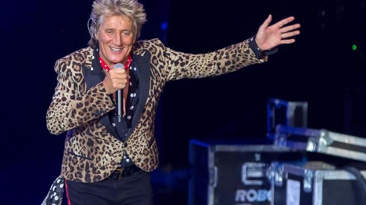 Rod Stewart, asistido con un bombona de oxígeno en pleno concierto