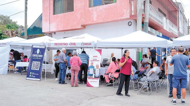 El senador Víctor Mercado lleva el programa "Mercado del Bienestar" a la colonia Villa Santiago