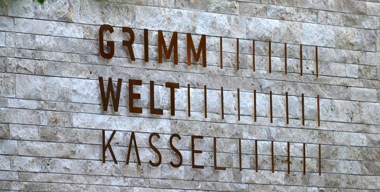  Die Buchstaben von GRIMMWELT Kassel auf einer Steinwand