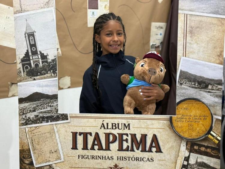 Itapema lança álbum de figurinhas sobre a história da cidade
