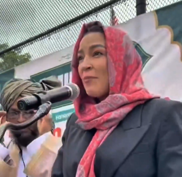 La pasionaria femminista col velo islamico: il cortocircuito della Ocasio-Cortez