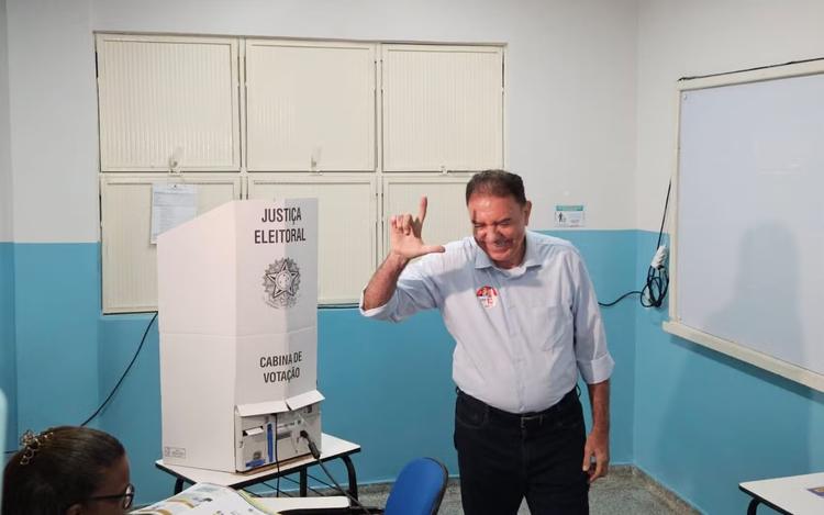Luis Cesar Bueno (PT) vota em Goiânia