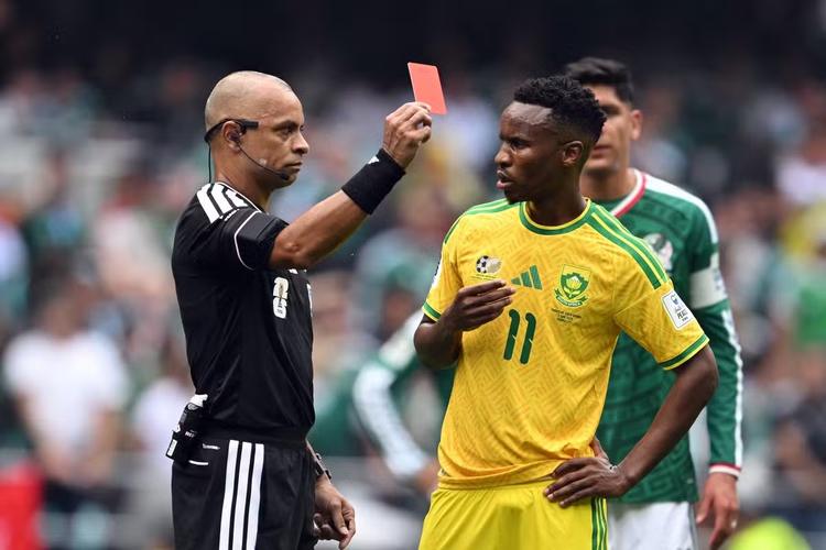 'Pagodão do 'after review'': remix baiano da fala em inglês do árbitro Wilton Pereira viraliza e diverte brasileiros