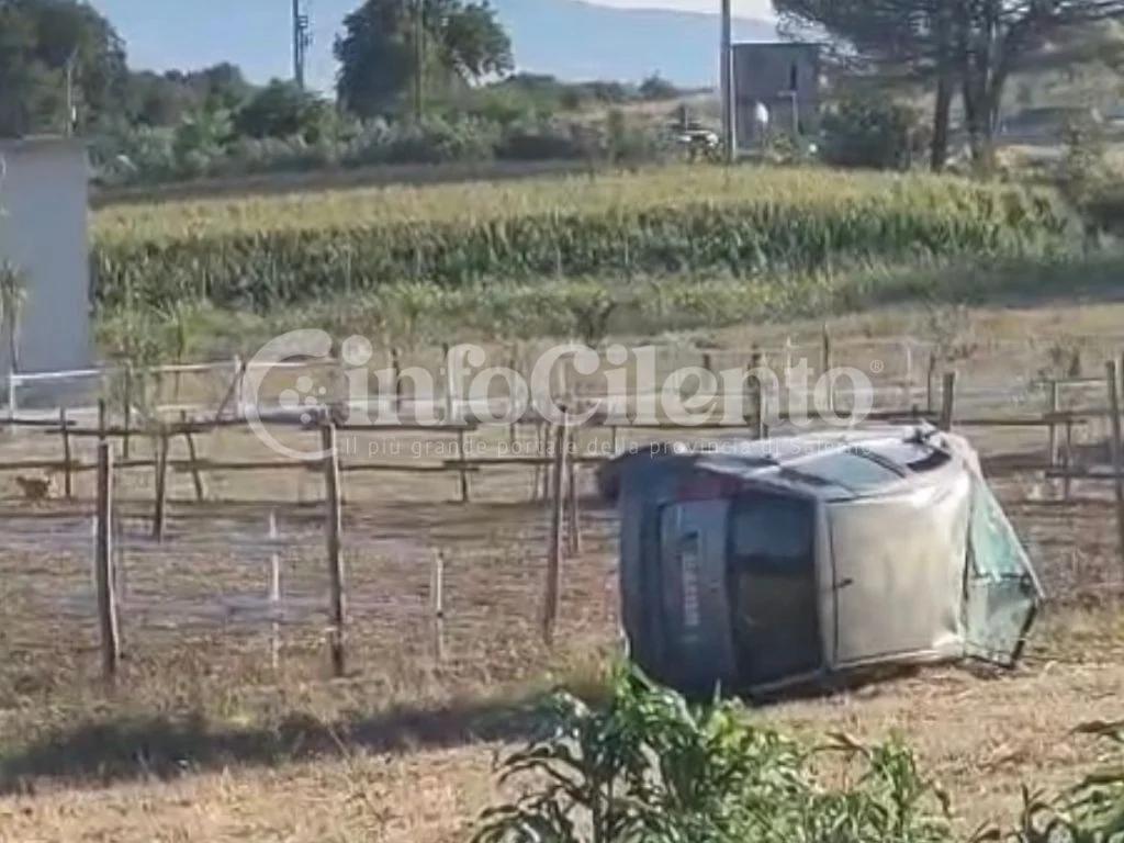 Capaccio Paestum, auto si ribalta e finisce in un fondo agricolo: ferito un 30enne