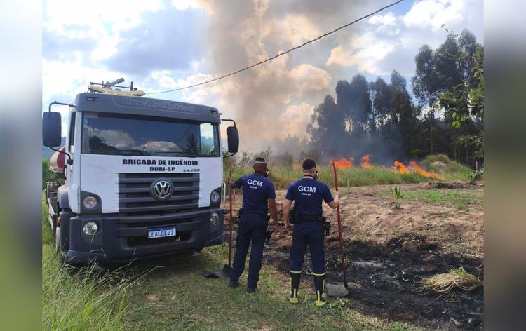 Guarda Civil de Buri é chamada para combater grande queimada em fazenda de pinus