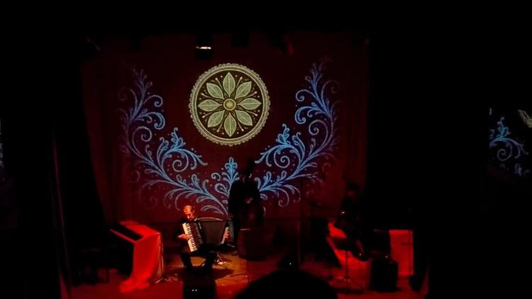 Grande successo per lo spettacolo Stanze di Ruggiero Mascellino, un viaggio in musica che racconta la storia artistica e...