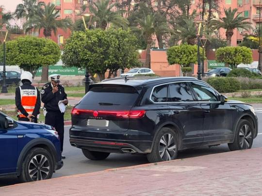 شرطة المرور بمراكش توقف “الحاجة” صاحبة حانة استعانت بسيارة خاصة لنقل مشروبات كحولية