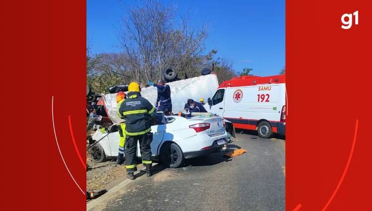 Criança de 3 anos morre após caminhão capotar e atingir carro na MGC-122