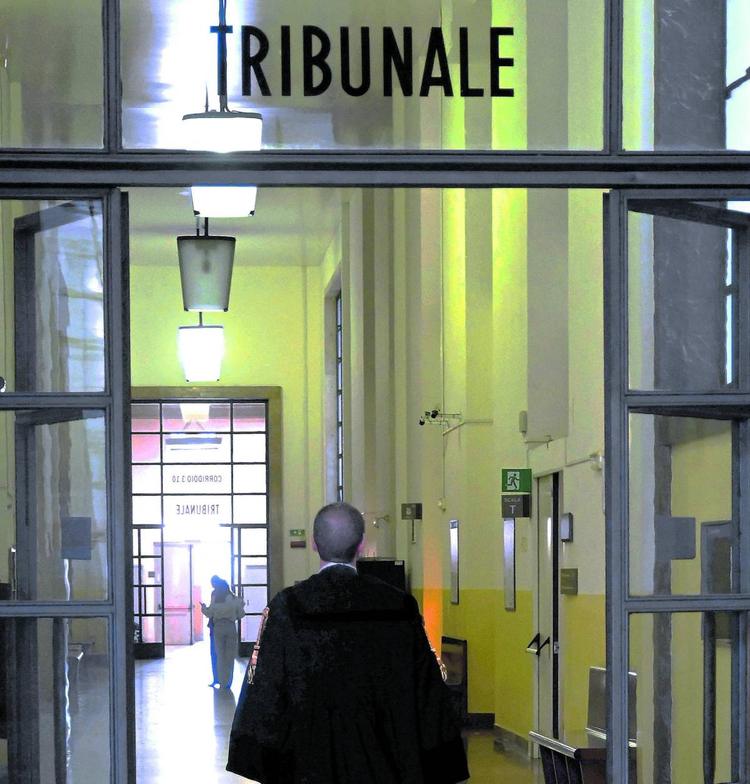 Perquisizioni e sequestri nella stanza di un dipendente dell'ufficio gip del tribunale di Milano